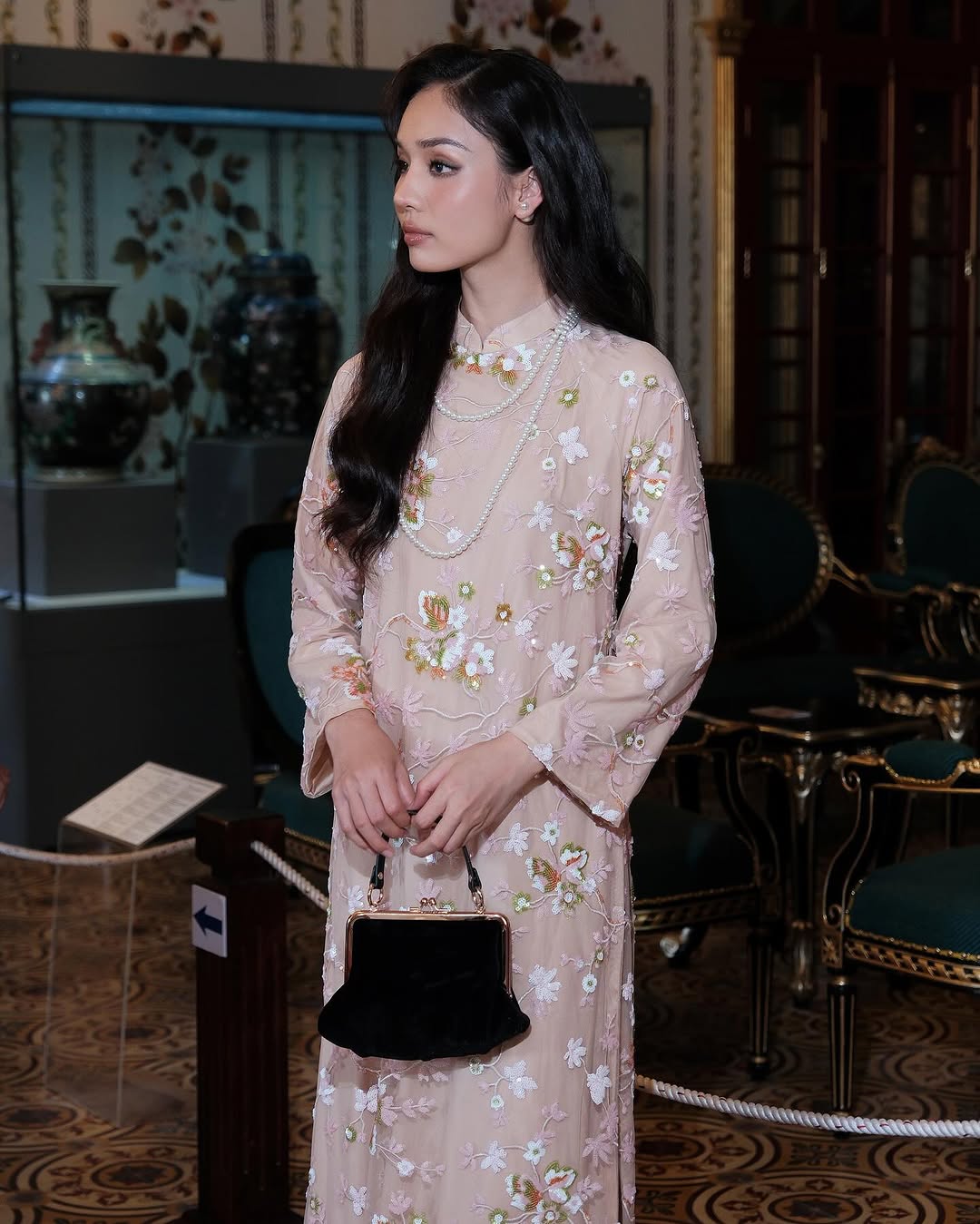 túi nhung với áo dài