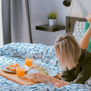 sau giấc ngủ cô gái dùng bữa sáng thư giãn