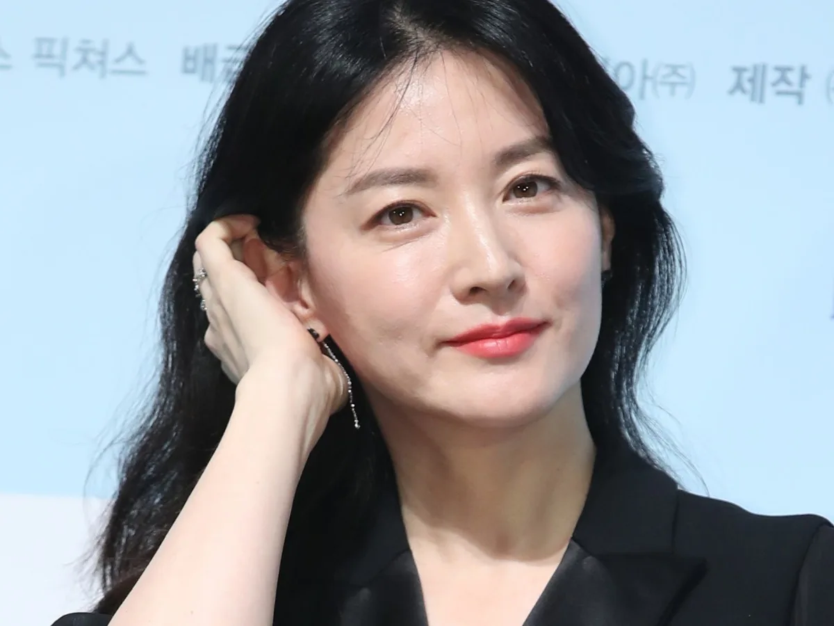Diễn viên Lee Young Ae với mái tóc thưa ngắn trẻ trung Diễn viên Lee Young Ae với mái tóc thưa ngắn trẻ trung