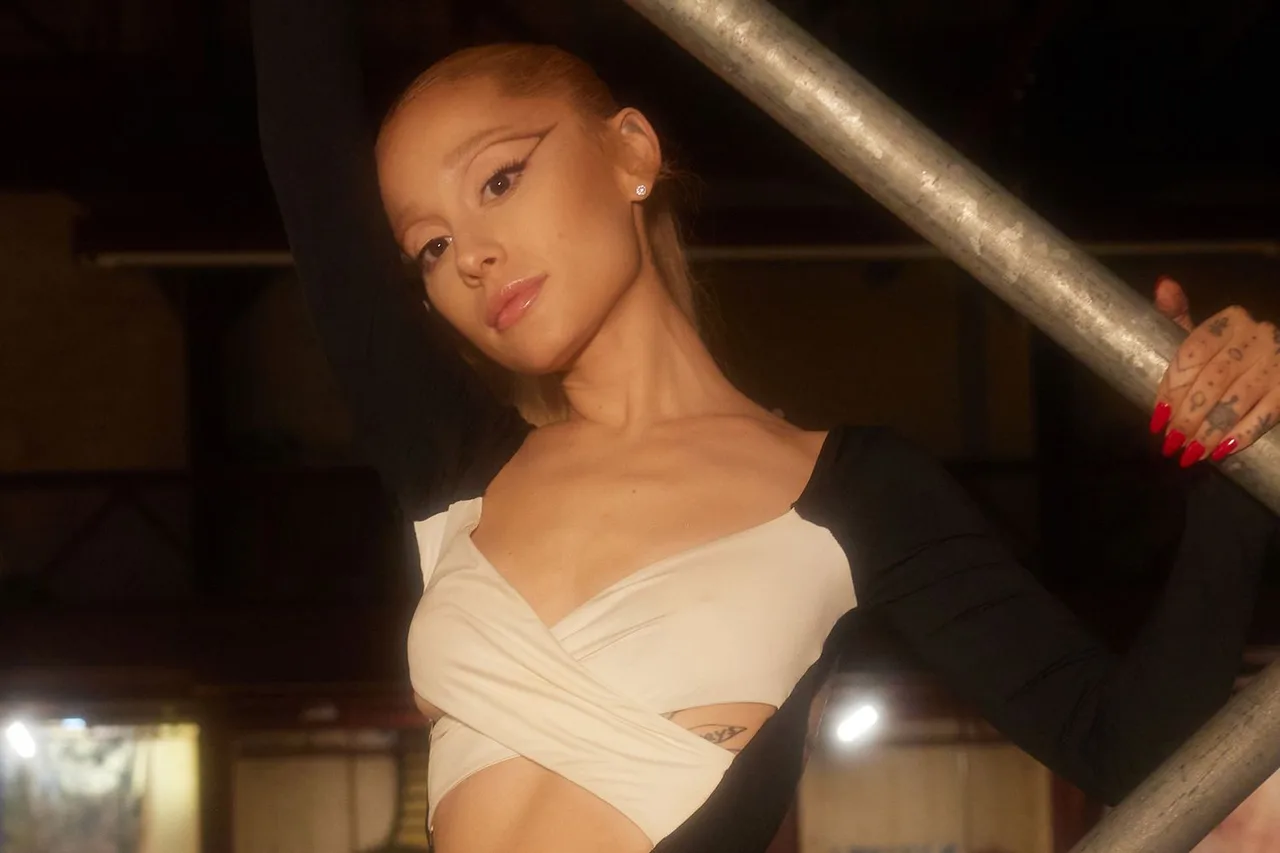 Ariana Grande trong mv yes and?
