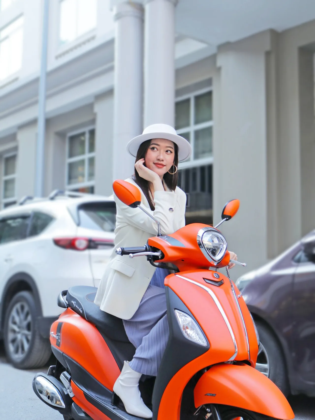 cô gái ngồi trên xe yamaha cam