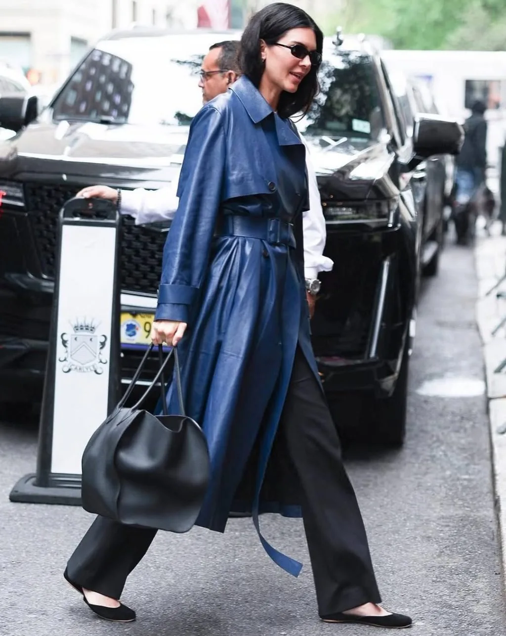 Street style năng động cùng quần jeans và trench coat xanh navy.