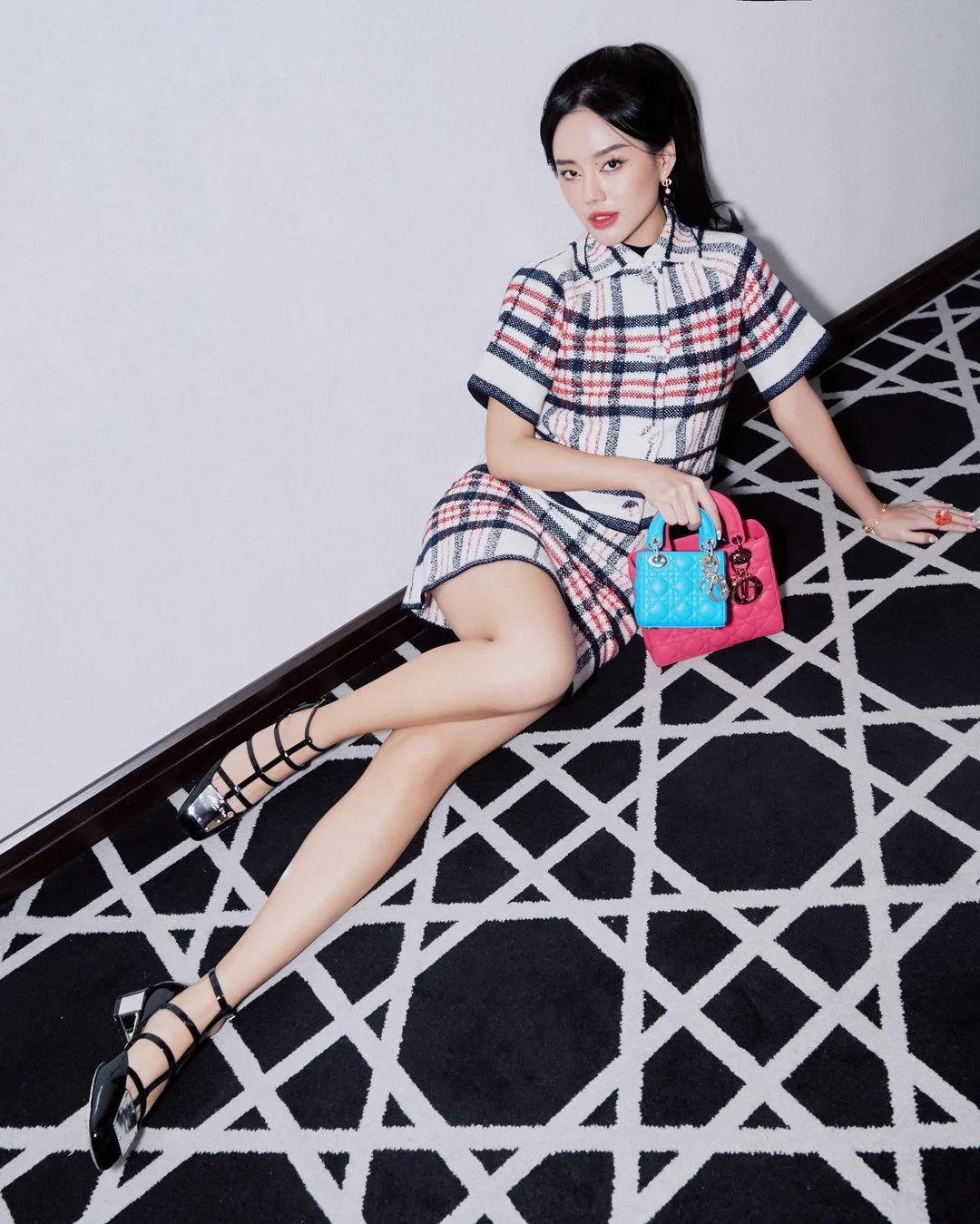 khánh linh diện dior layering bag