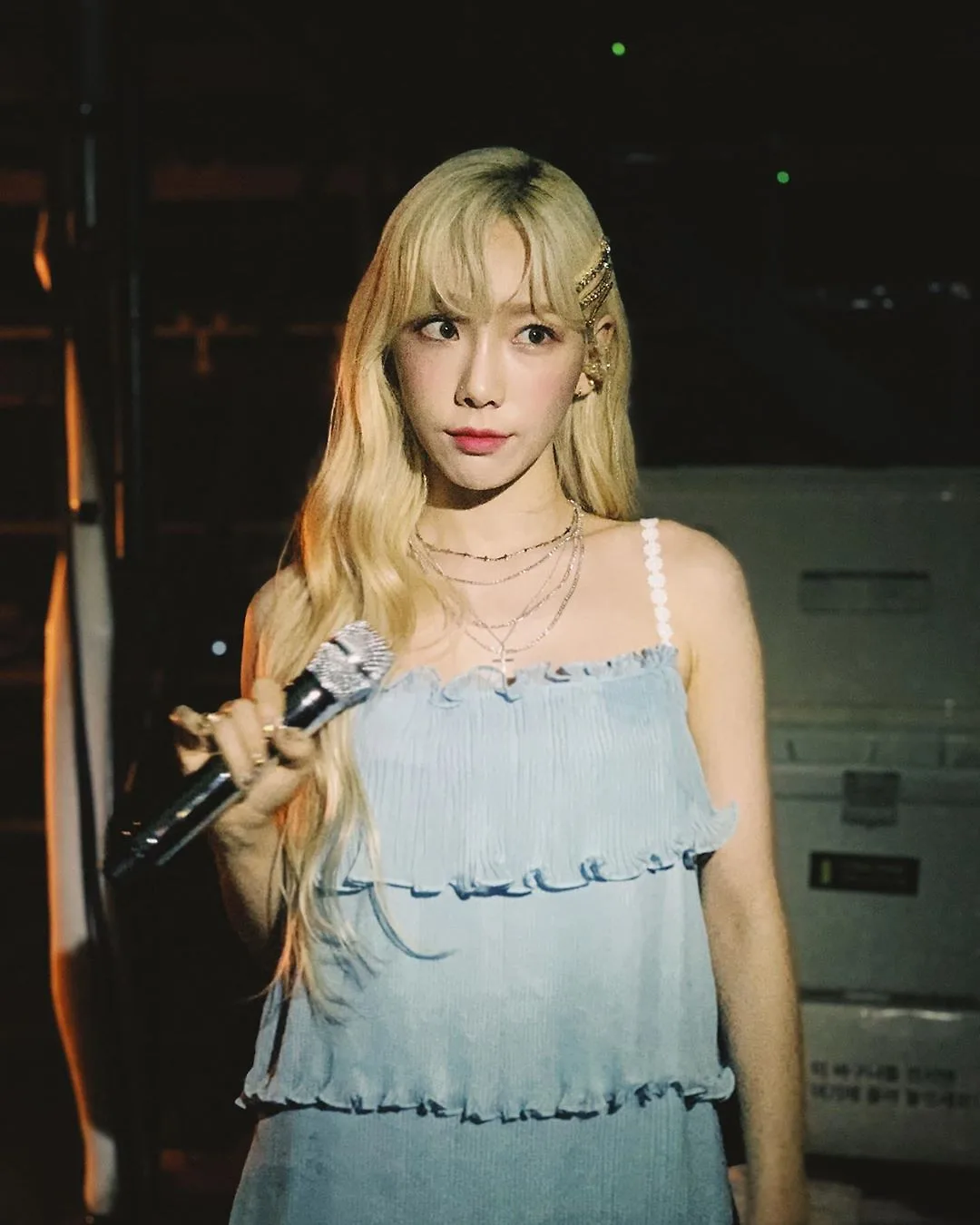 Taeyeon nhẹ nhàng, dễ thương với váy voan tầng màu xanh nhạt