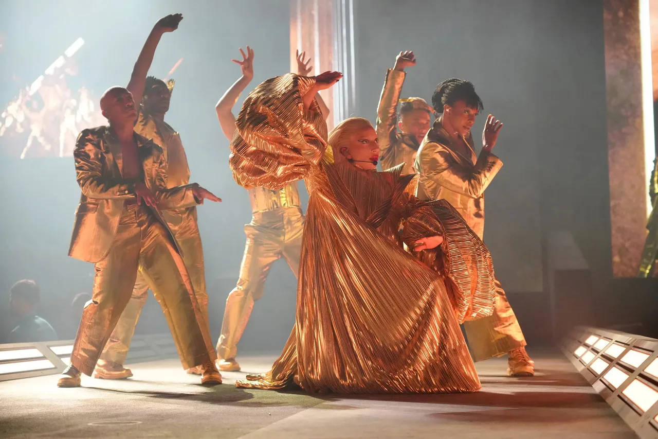 lady gaga trong tour diễn chromaticachromatica lady gaga trong tour diễn chromaticachromatica