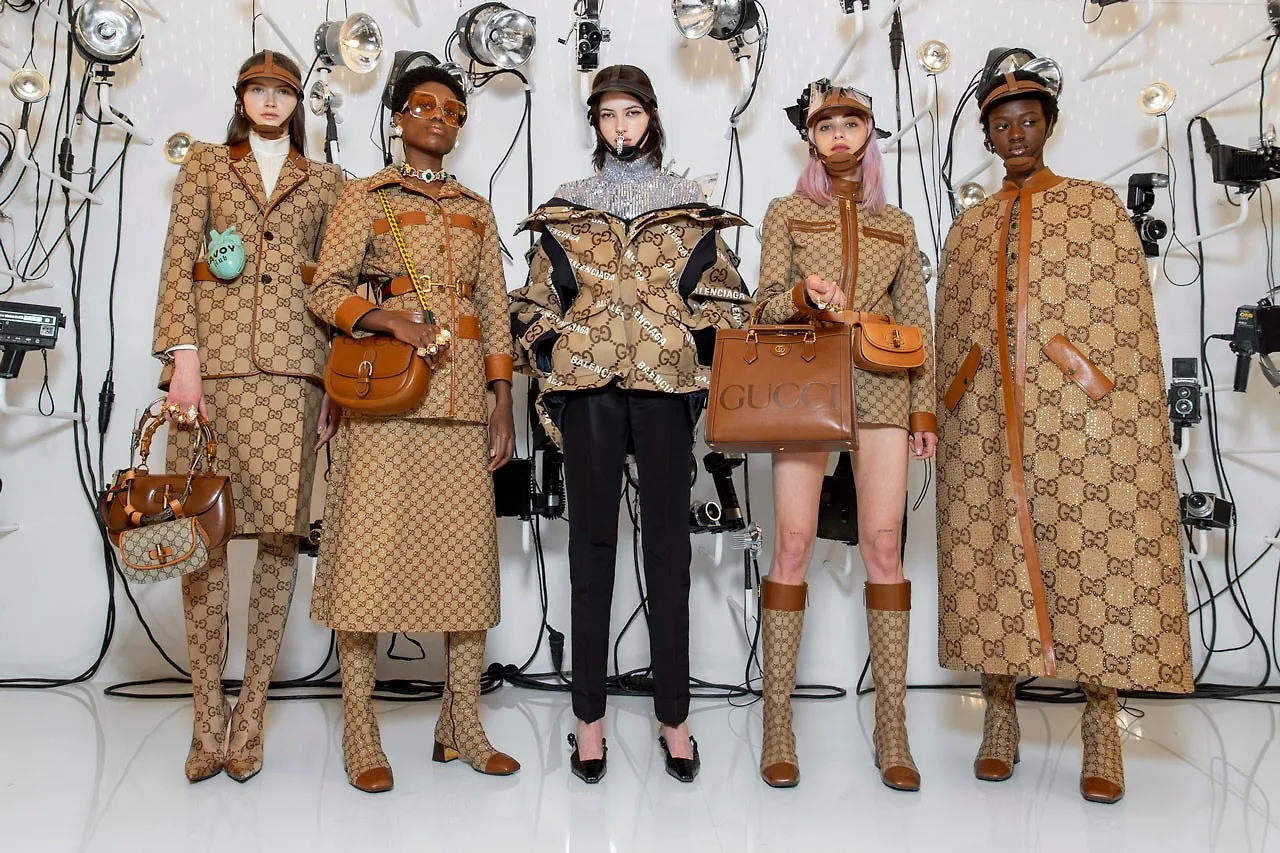 người mẫu trong trang phục monogram họa tiết gucci backstage hacking project