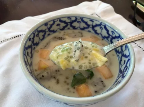 Chè trân châu cốt dừa và trái cây.