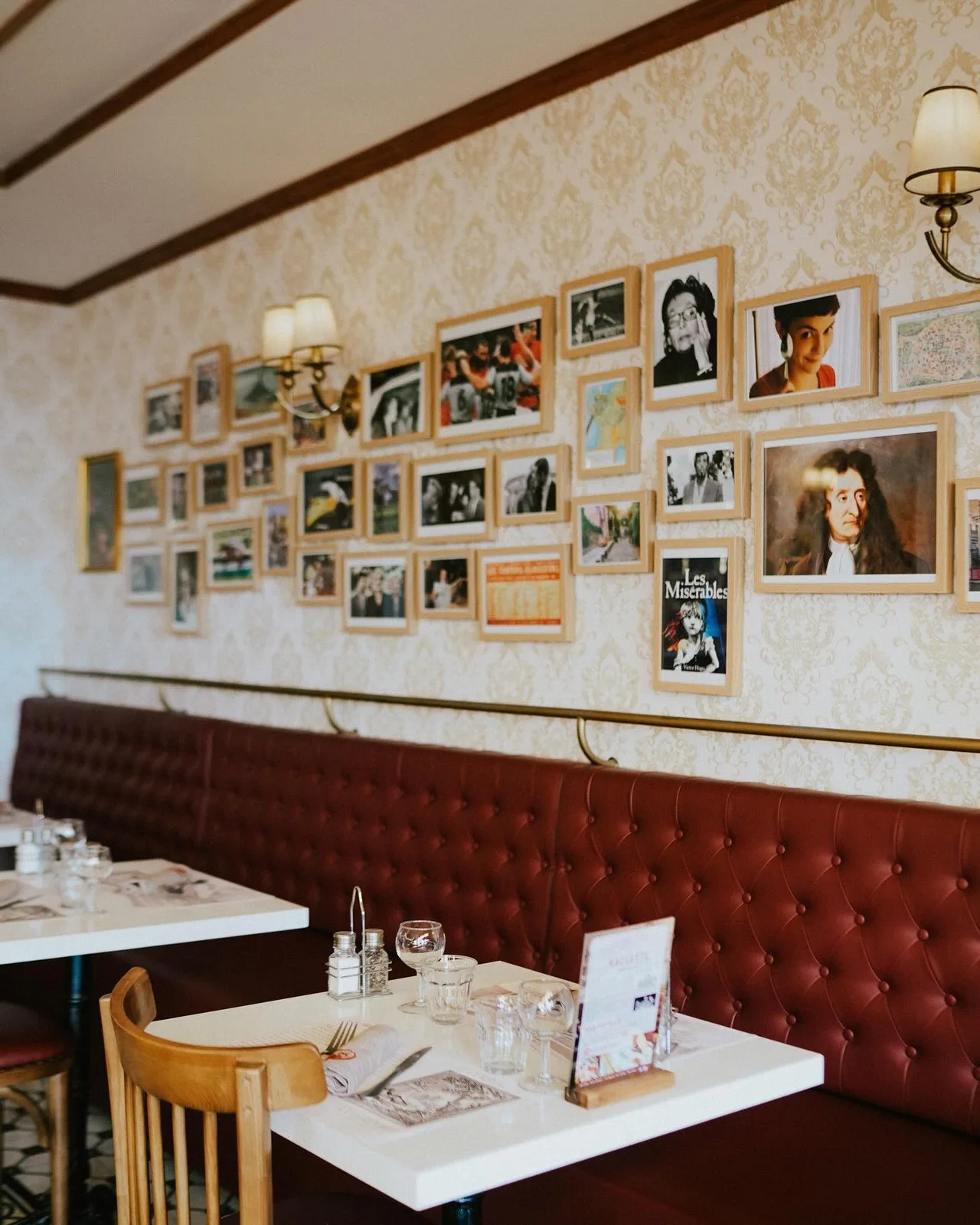 Không gian nhà hàng La Fontaine French Bistrot gợi nhớ bistrot Paris với bàn gỗ mộc