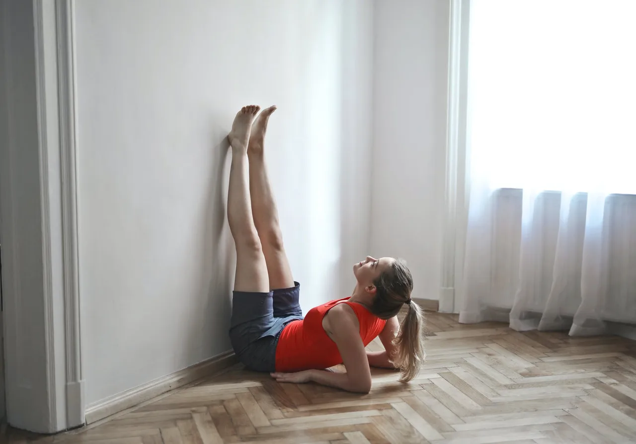 Tập yoga tư thế gác chân lên tường Tập yoga tư thế gác chân lên tường