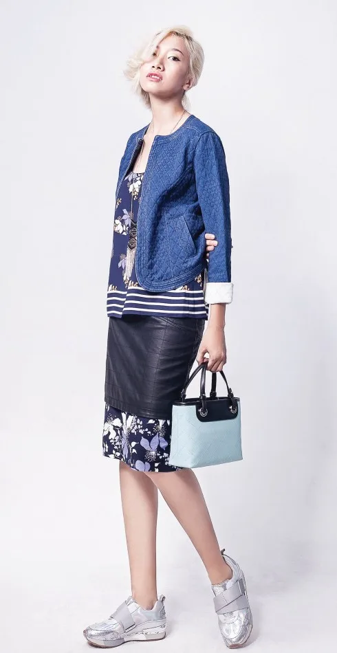 Áo khoác denim Marks & Spencer. Áo hai dây, chân váy hoa Oasis. Chân váy da Marks & Spencer. Giày Aldo. Túi xách Charles & Keith