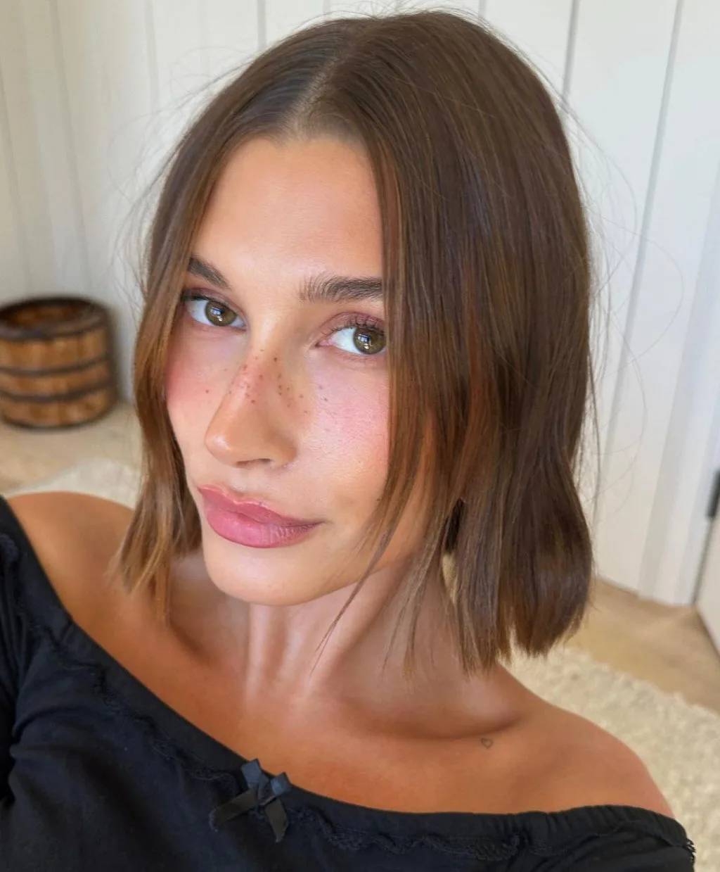 Hailey Bieber với phong cách trang điểm dâu tây. Hailey Bieber với phong cách trang điểm dâu tây.