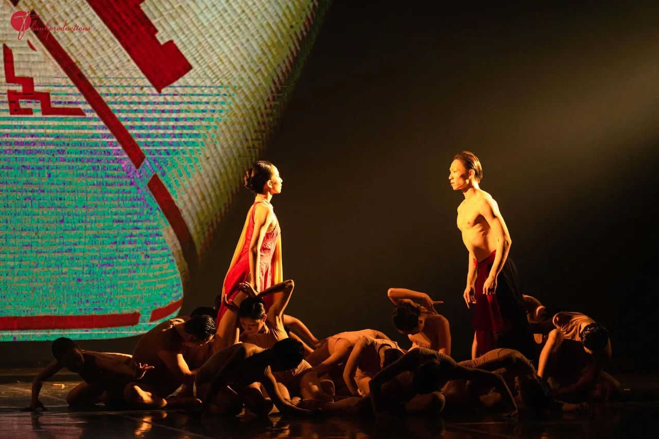 hai vũ công ballet trong vở diễn Dó