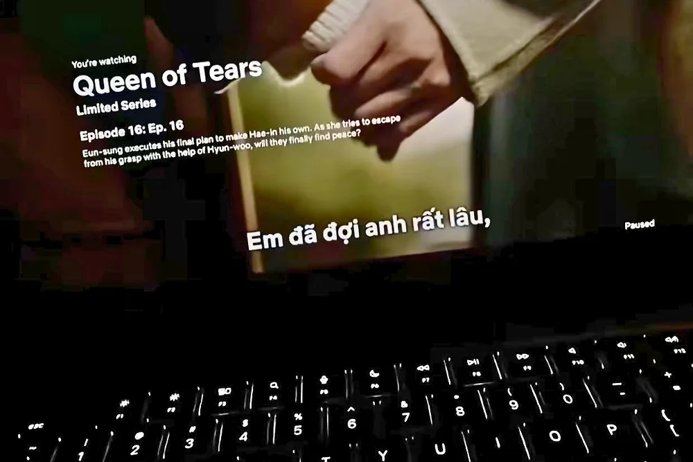 Màn hình laptop chiếu phim Queen of tears