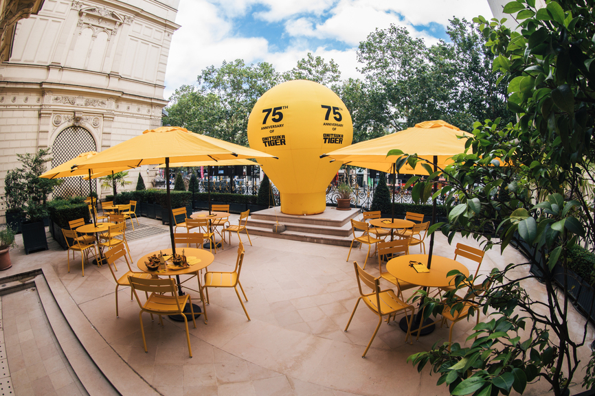 YELLOW TIGER CAFÉ nằm trong khuôn viên khách sạn