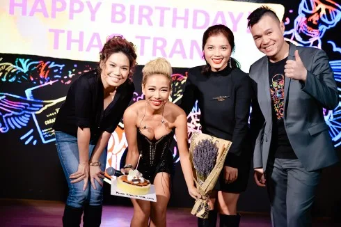 Không chỉ dừng lại ở đó, khi biết sinh nhật Thảo Trang trùng ngày với sự kiện ra mắt, nhãn hàng đã bất ngờ chúc mừng sinh nhật của cô ngay sau phần trình diễn của Thảo Trang trên sân khấu.