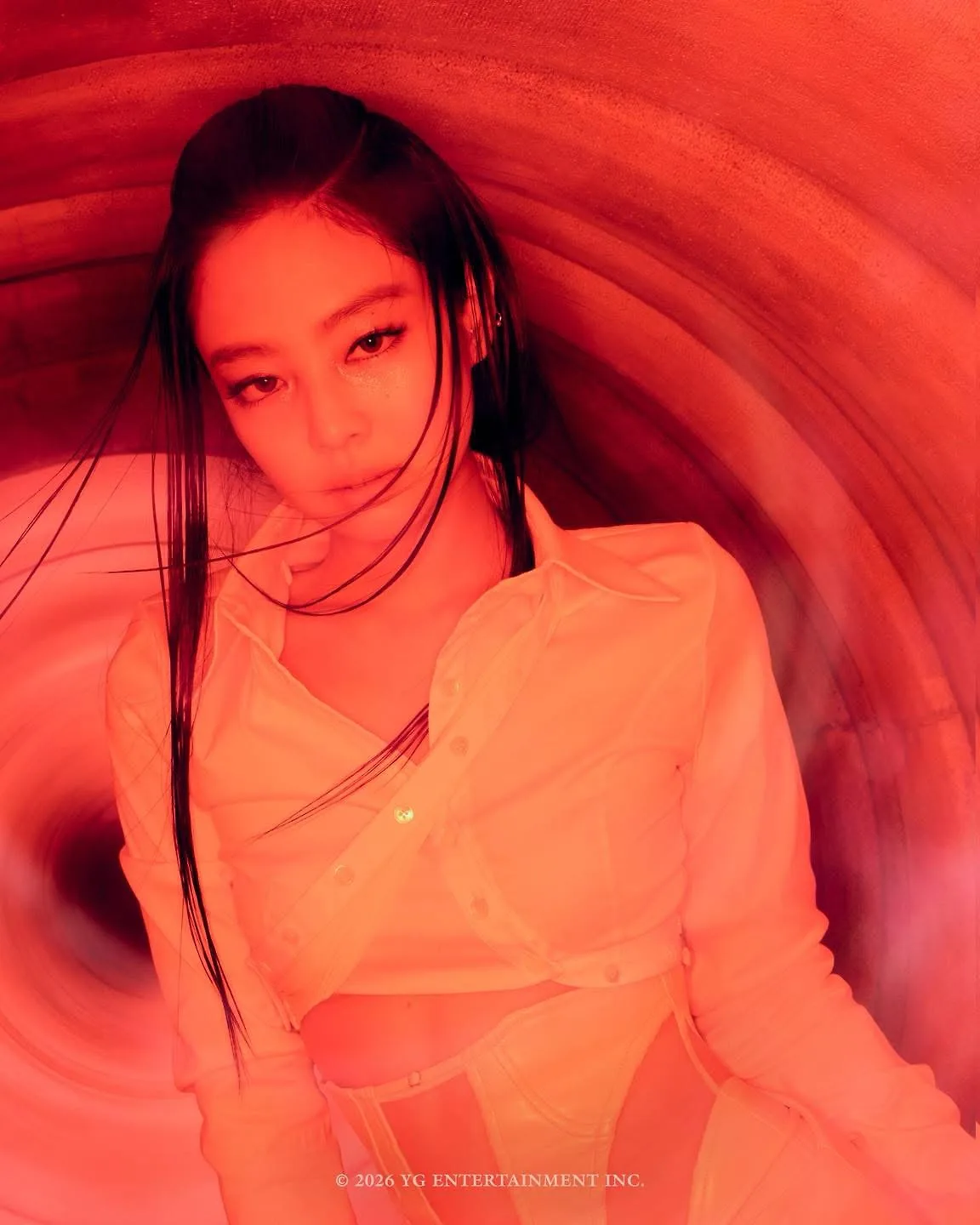 Jennie trong visual poster Red Light phiên bản cá nhân