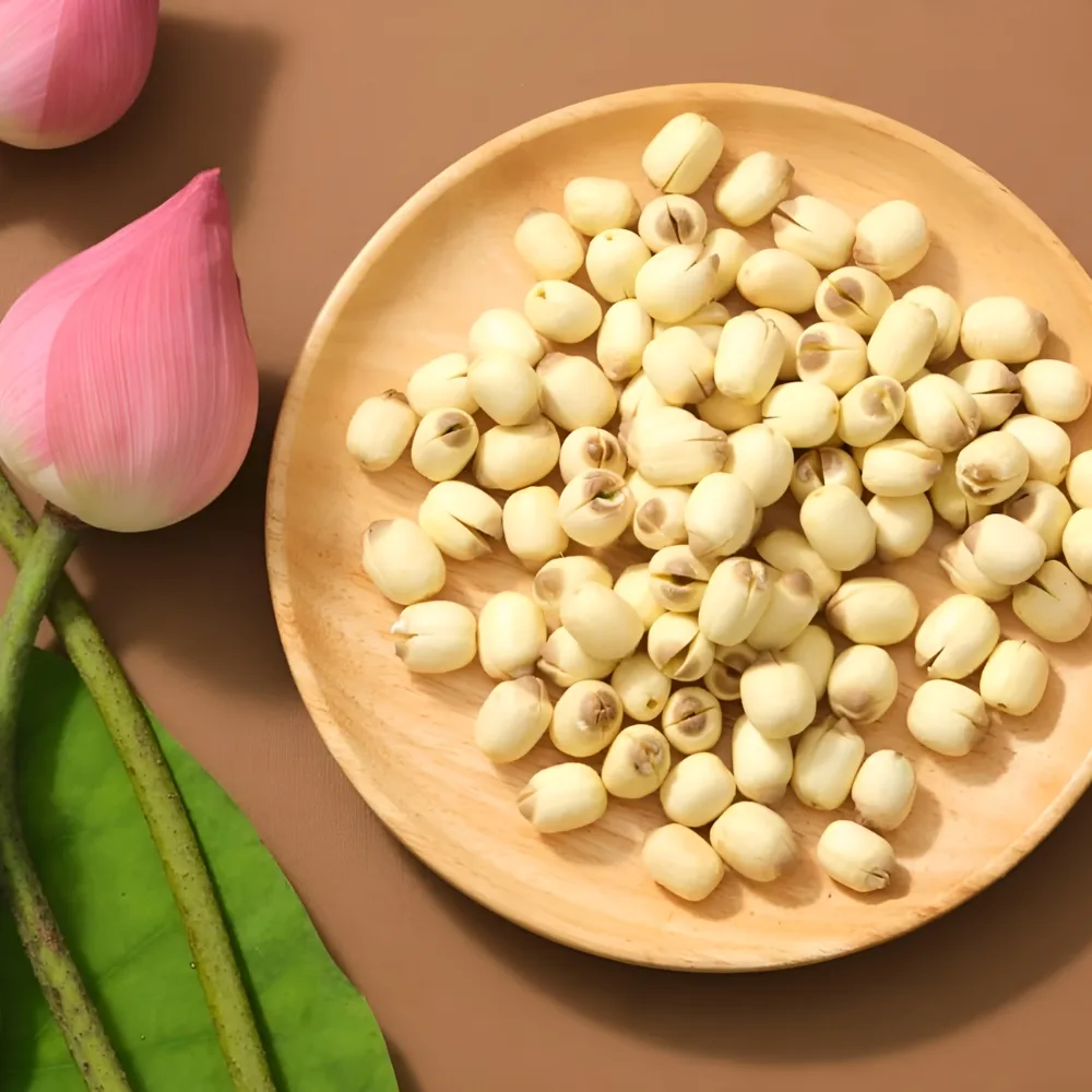 Dĩa hạt sen được trang trí bằng cây hoa sen.