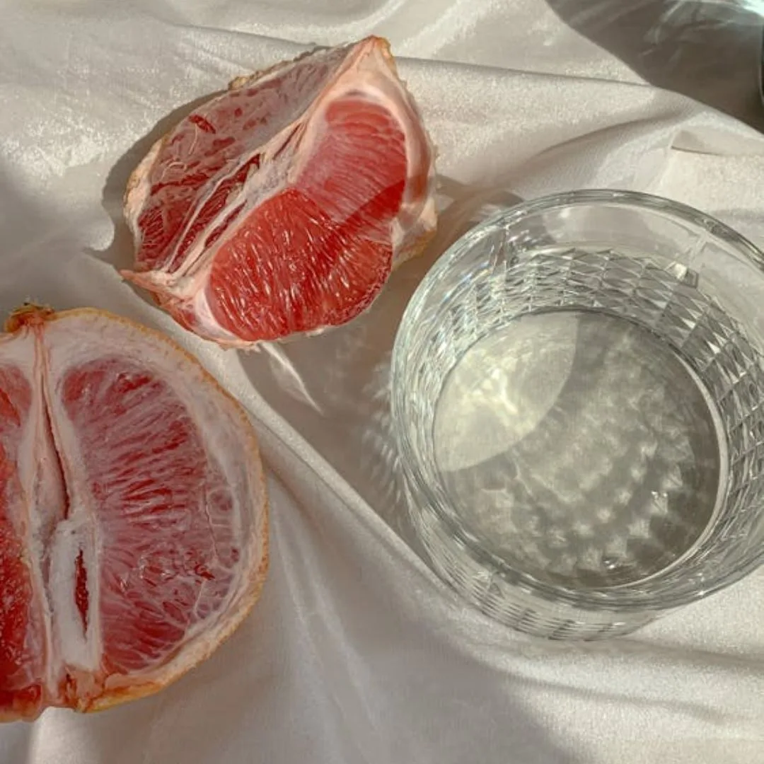 quả bưởi và ly nước