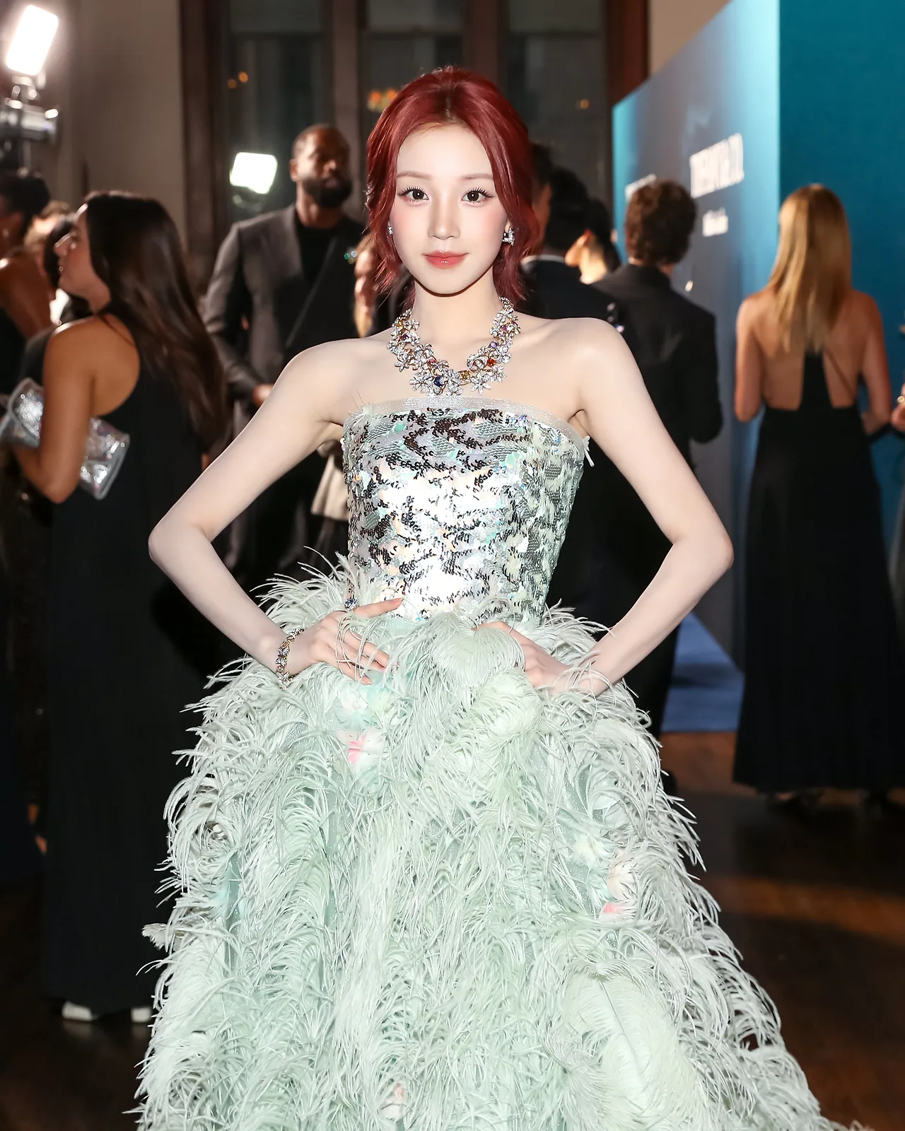 Yuqi Song: Nữ thần tượng nhóm (G)I-DLE gây ấn tượng mạnh với mái tóc đỏ rực rỡ, diện chiếc đầm quây màu xanh mint đính sequin lấp lánh cùng chân váy lông vũ bồng bềnh, kết hợp hoàn hảo với chiếc vòng cổ kim cương và đá quý đa sắc mang tính biểu tượng của bộ sưu tập.