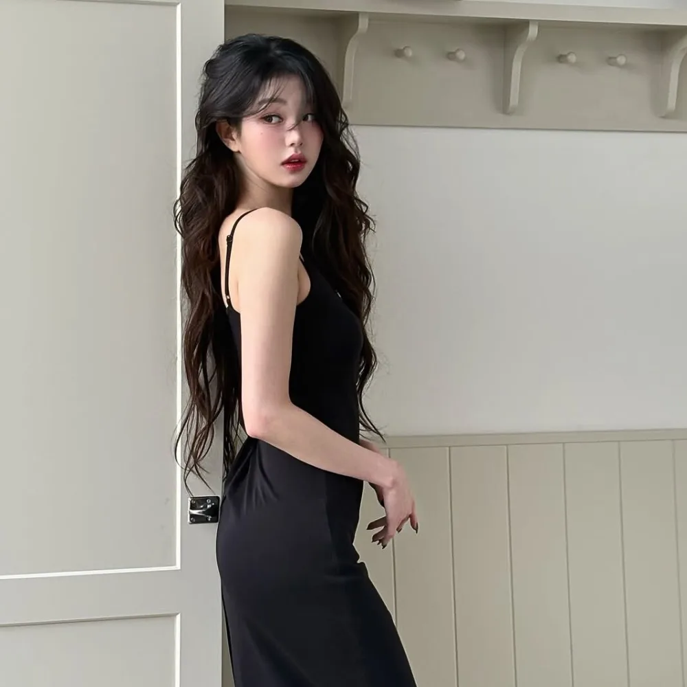 Nữ idol nhóm IVE mang đầm đen và xõa tóc