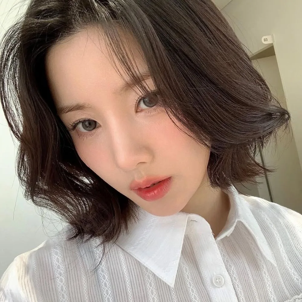 Kwon Eunbi với làn da trắng sứ nhờ serum vitamin c