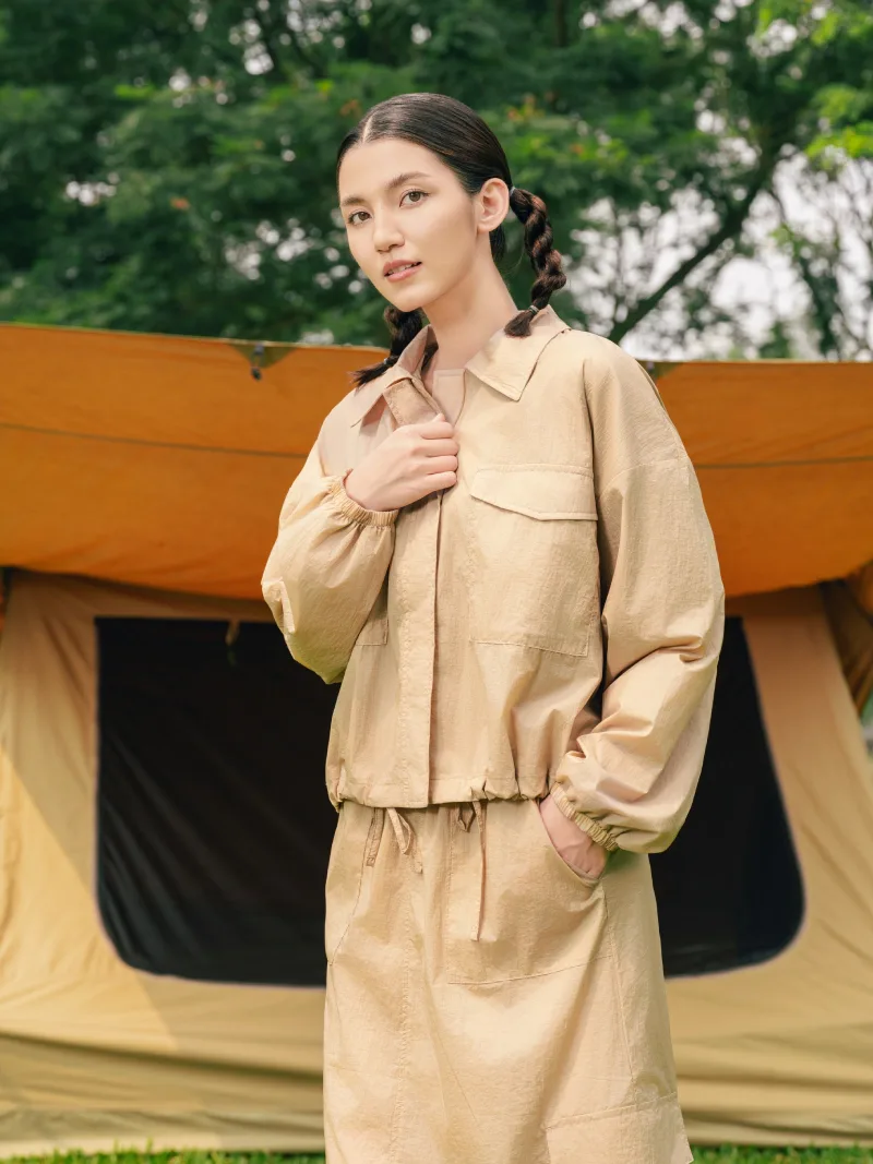 Áo gió vừa giúp hoàn thiện outfit ngày Hè mà còn giúp chống nắng.