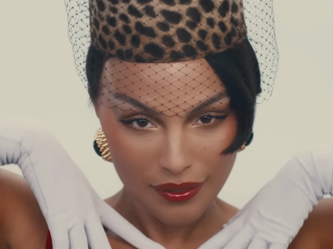 MV Gorgeous - Doja Cat phụ kiện màn che