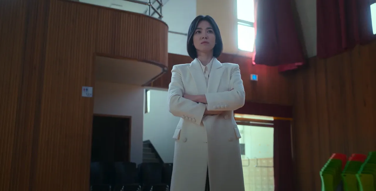 song hye kyo diện áo măng tô trong phim the glory