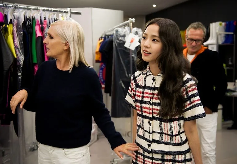 jisoo đến thăm xưởng may dior