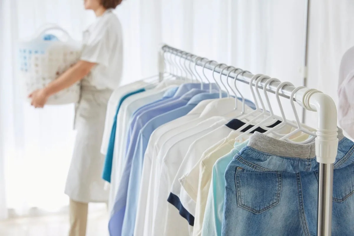 Quần áo được treo ngay ngắn trên giá sau khi được giặt sạch