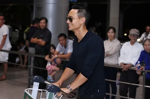 Dù mệt mỏi vì lịch làm việc căng thẳng, nam diễn viên luôn xuất hiện trước công chúng với nụ cười đặc trưng, thân thiện.