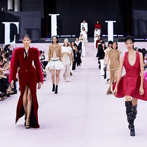 ELLE Fashion Show 2023: NTK Lưu Việt Anh “Điêu khắc” thời trang qua ba cung bậc cảm xúc