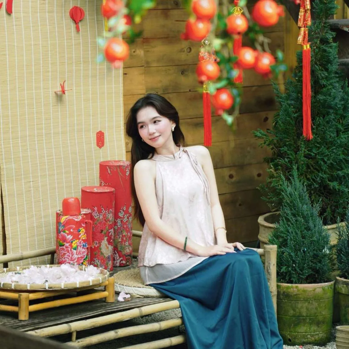 Quán cà phê Saha Coffee đặc biệt phù hợp với những ai yêu nét đẹp truyền thống, nhất là khi kết hợp cùng yếm thắm hay tà áo dài duyên dáng.