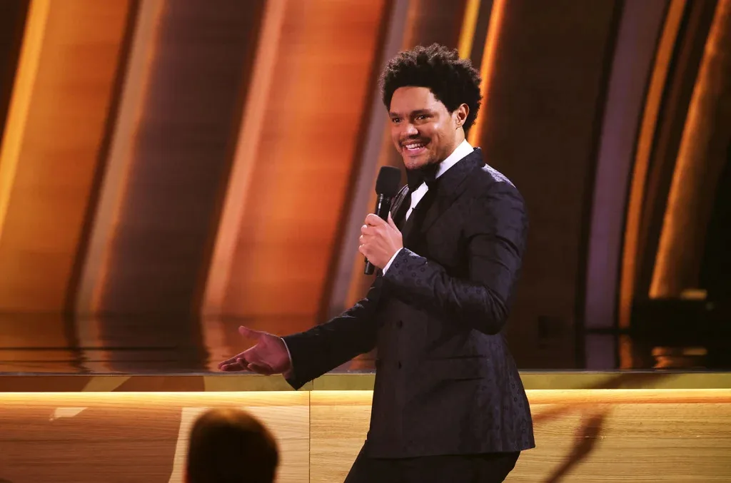 trevor noah mặc suit trình diễn trên sân khấu