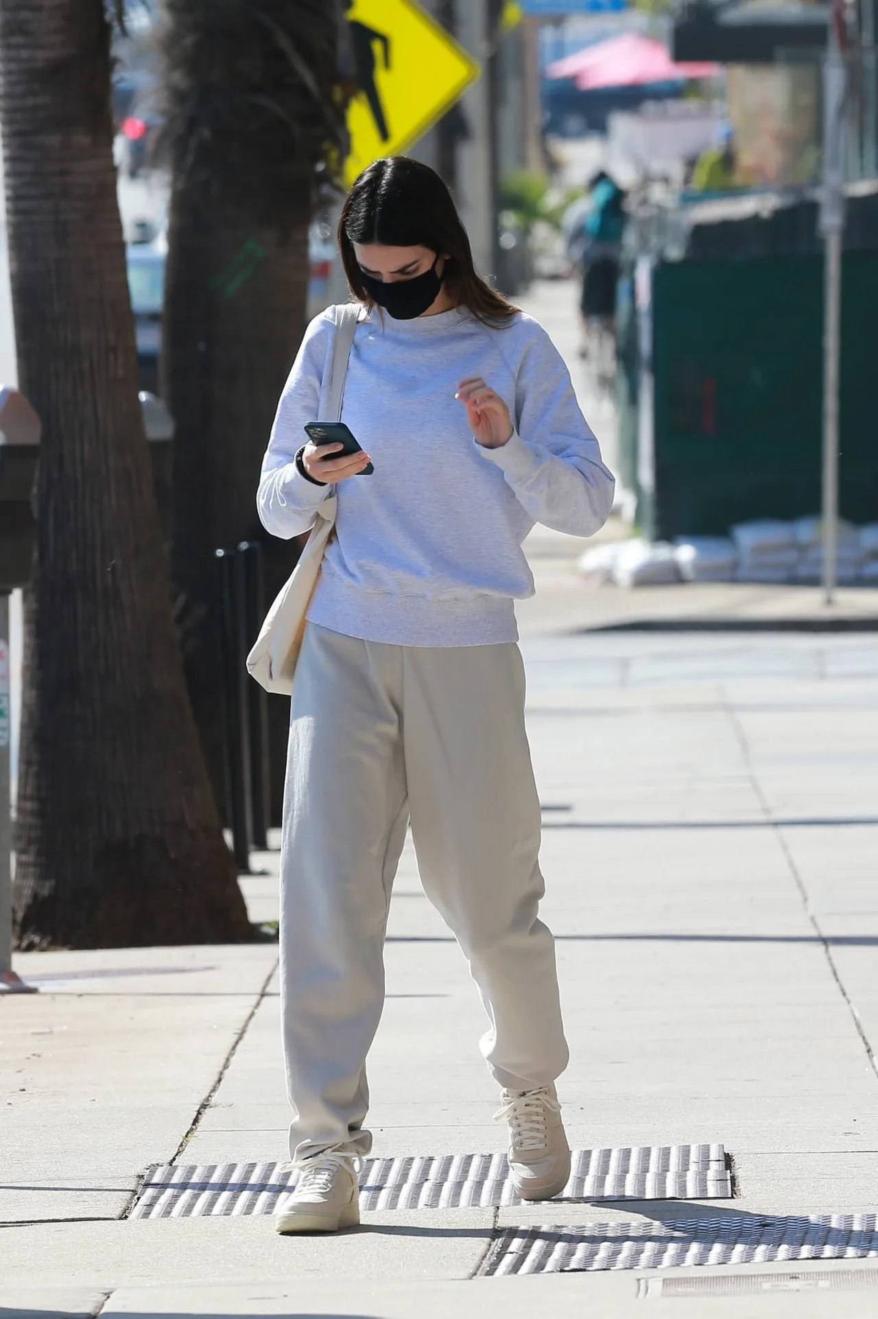 Quần jogger phối cùng áo sweater