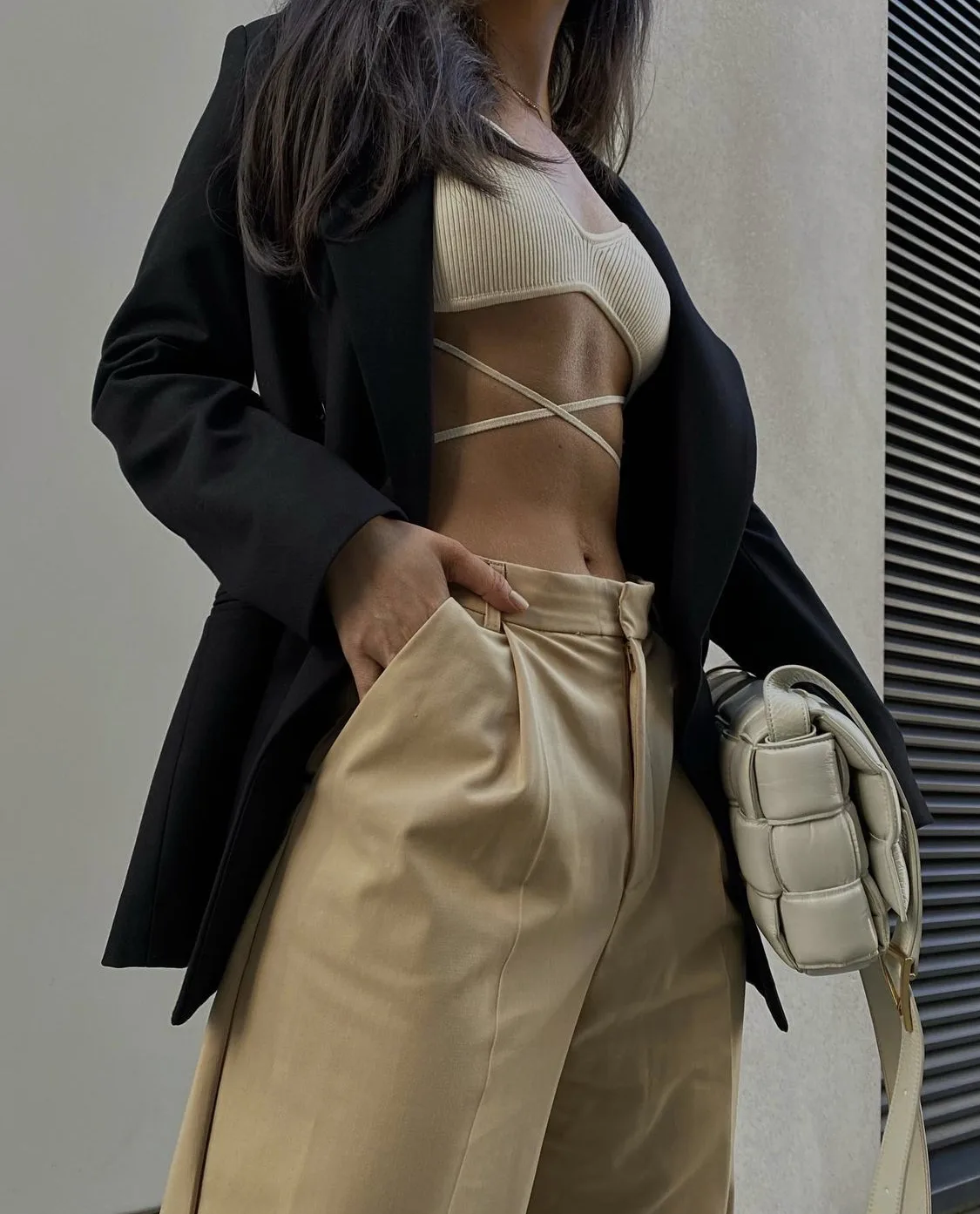 blazer và bra top buộc dây