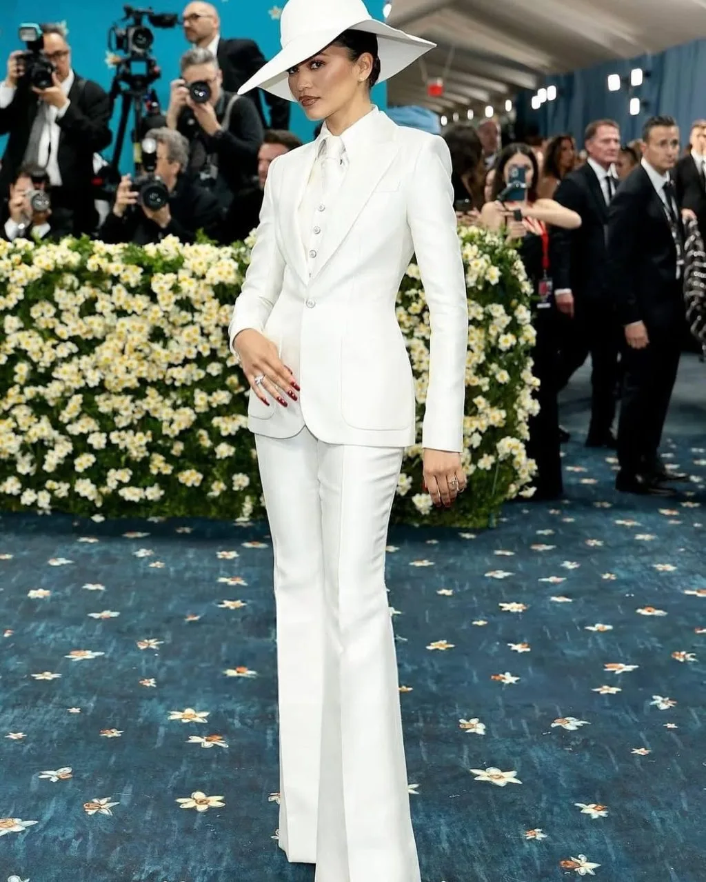 Một khoảnh khắc đầy khí chất khi Zendaya diện suit all-white nổi bật.