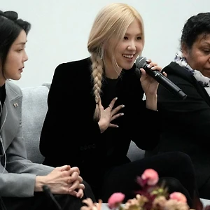 Rosé (BLACKPINK) mặc thanh lịch bên Đệ nhất phu nhân Hàn Quốc để phát biểu về sức khỏe tinh thần