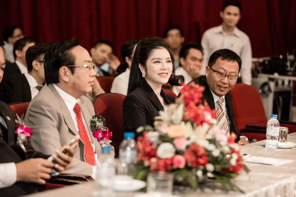 Lý Nhã Kỳ nhận giải 06