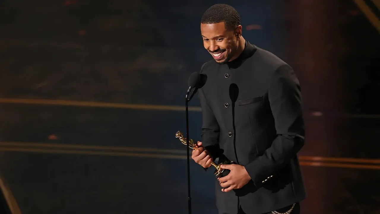 Nam diễn viên Michael B. Jordan trên sân khấu Oscar 2026