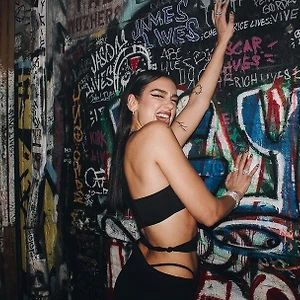dua lipa xu hướng áo hở lưng