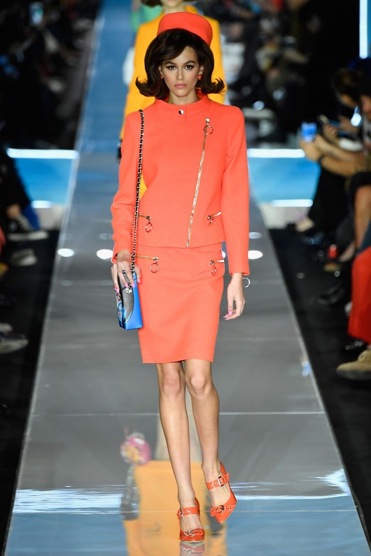 ELLE Việt Nam - Moschino nhân bản Jackie Kennedy tại sân khấu runway Milan Fashion Week 2018 (4) ELLE Việt Nam - Moschino nhân bản Jackie Kennedy tại sân khấu runway Milan Fashion Week 2018 (4)
