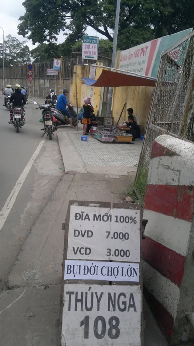 VCD, DVD lậu Bụi đời Chợ Lớn được rao bán tràn lan chỉ sau một vài ngày bị rò rỉ trên mạng - Ảnh: Minh Chánh chụp trên đường Phan Văn Trị, Q.Gò Vấp, TP.HCM