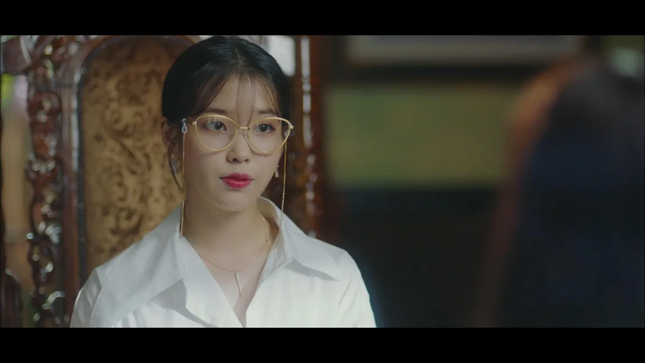 iu kính mắt mèo áo sơmi trắng
