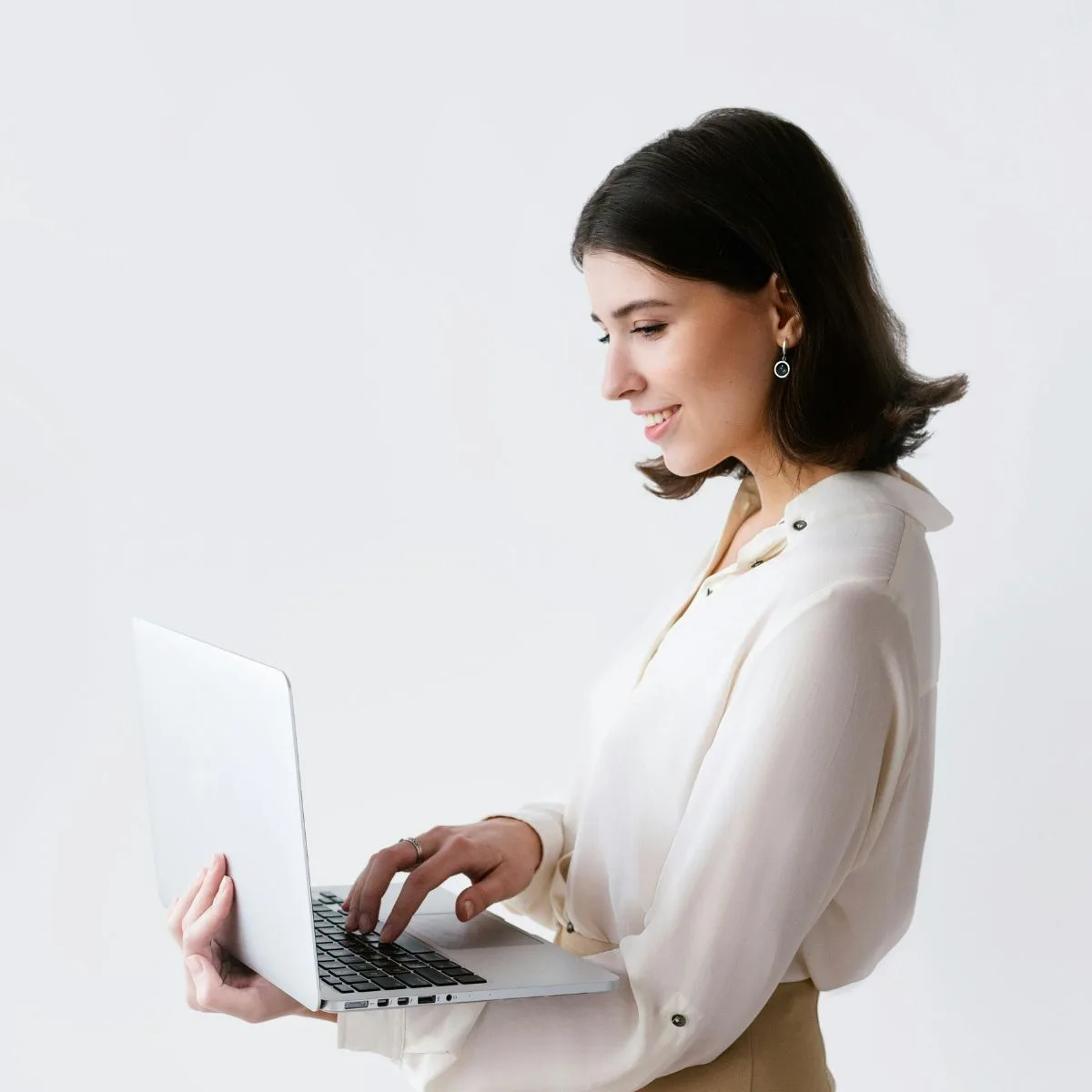 Cô gái sáo sơ mi trắng tay ôm laptop định hình thương hiệu cá nhân