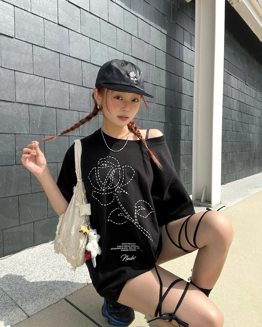_s_hj diện áo thun đen