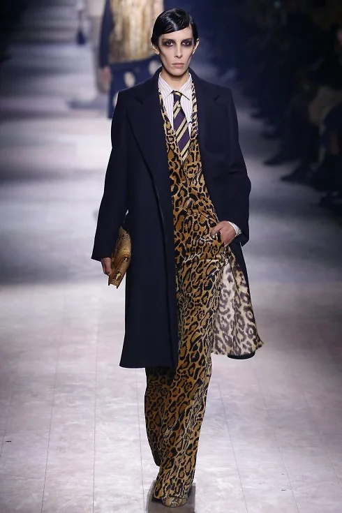 Xoá bỏ phong cách menswear với những thiết kế suits trắng đen đơn giản, BST của Dries Van Noten phá cách với hoạ tiết lông thú trên những bộ suits cắt xuông mạnh mẽ.