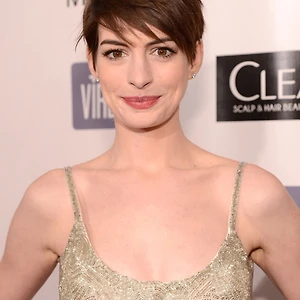 Anne Hathaway chiến thắng Teen Choice Awards 2013