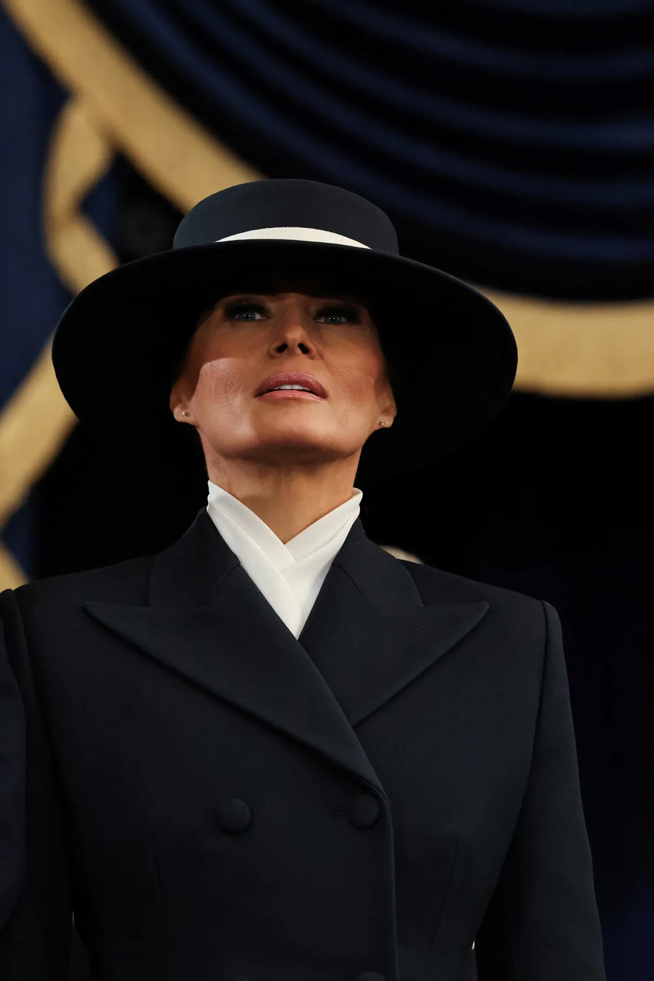 Melania Trump trong bản phối vest