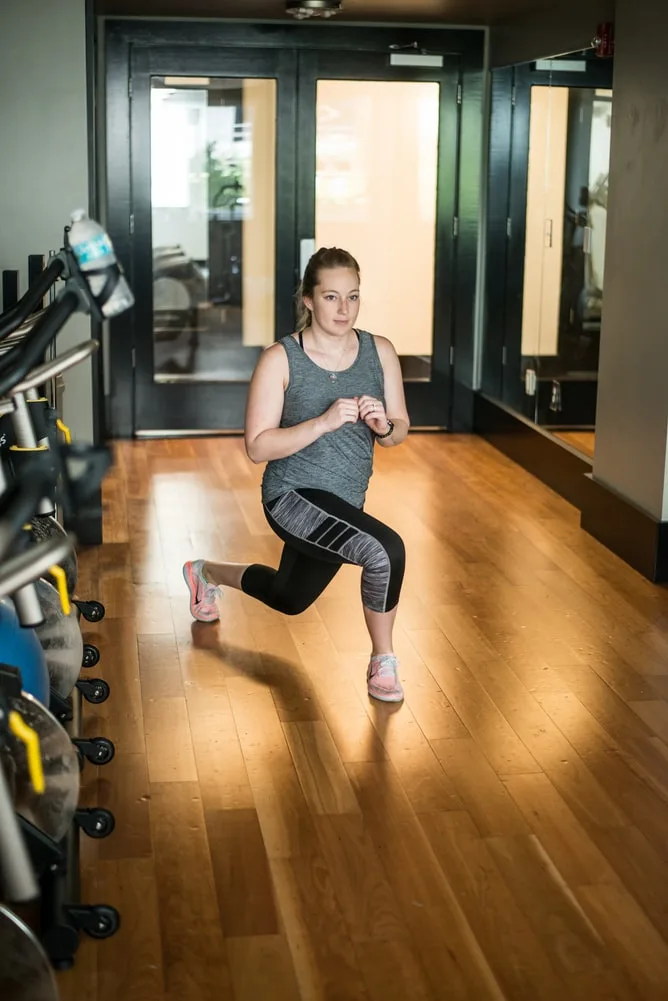 Cách Lunge giúp cải thiện cơ mông và cơ đùi.